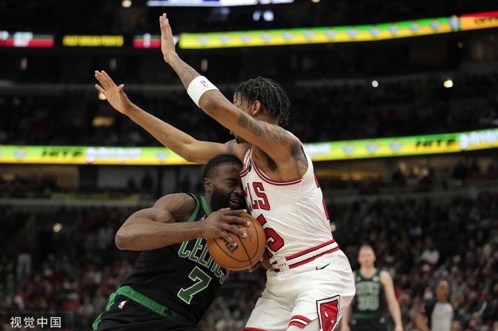 足球向前发 足球向前发