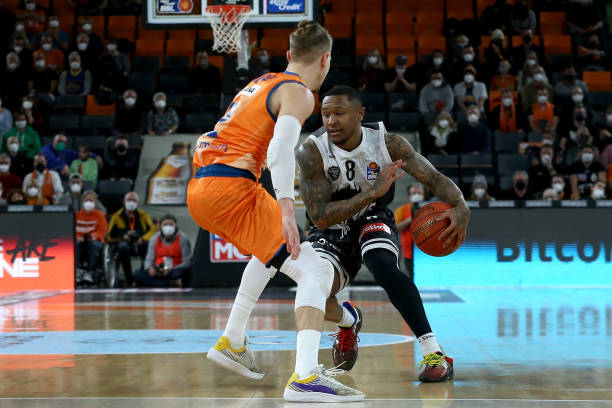 巴萨全队泡澡庆祝:75天18场不败+少赛1场仍力压皇马 弗里克封神.