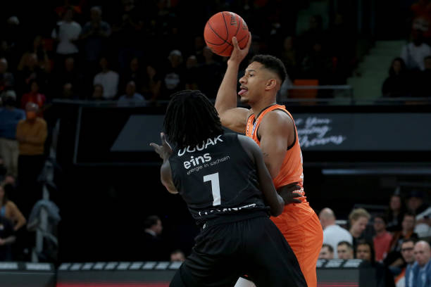 库里37+6詹姆斯33+5+9 勇士拒绝横扫力克湖人.